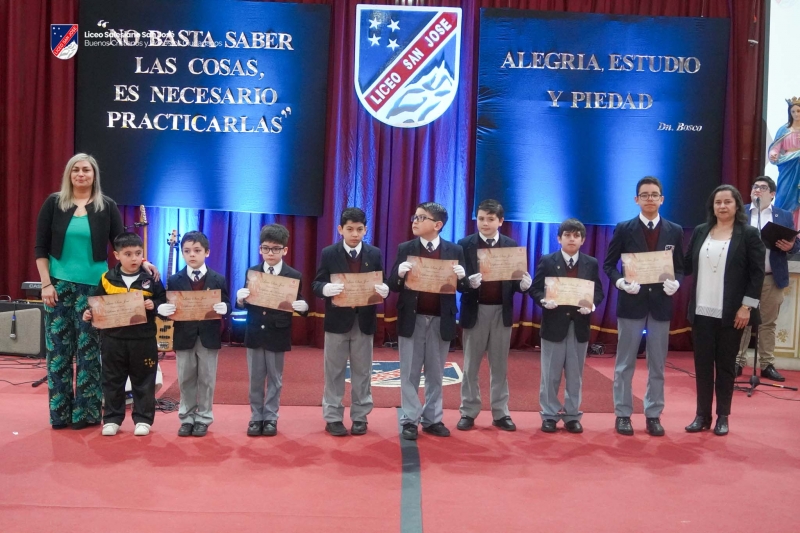 Con emotiva ceremonia de premiación y cambio de abanderados se dio cierre al año escolar